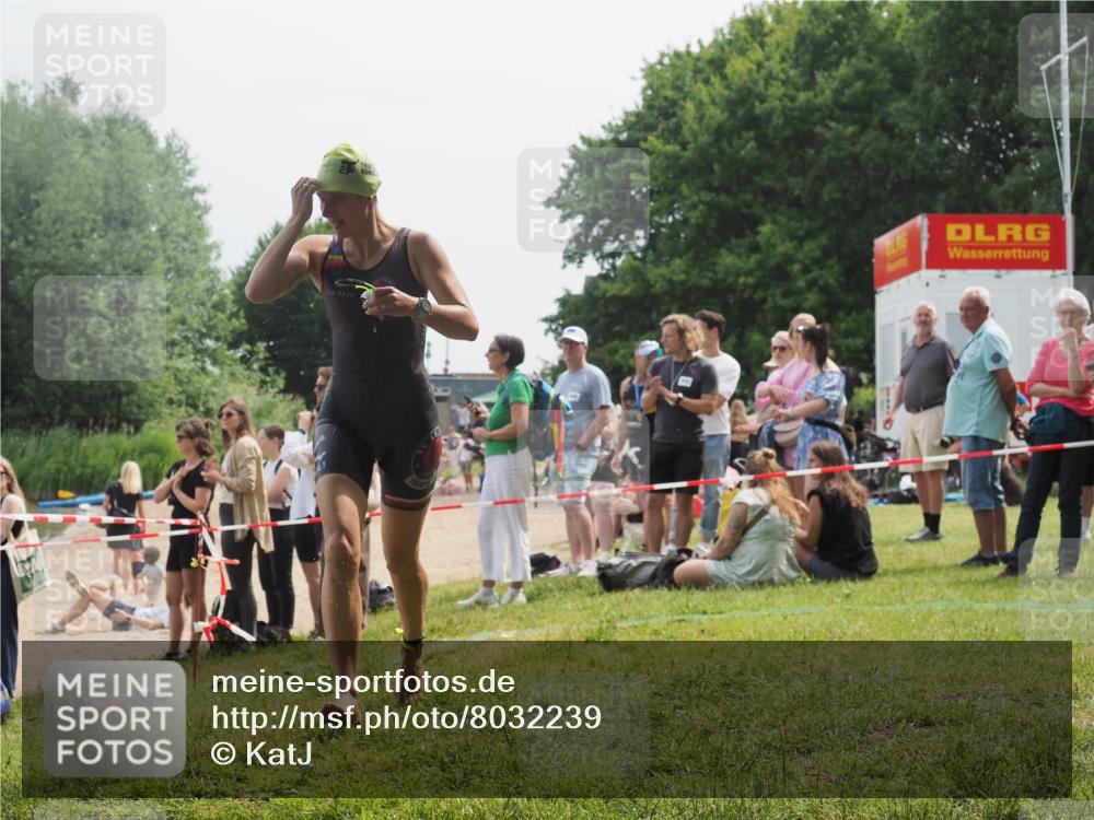 15.06.2025 - 27. Vierlanden-Triathlon KatJ http://msf.ph/oto/8032239 15.06.2025 11:12:08 Schwimmen 921, 934 meine-sportfotos.de