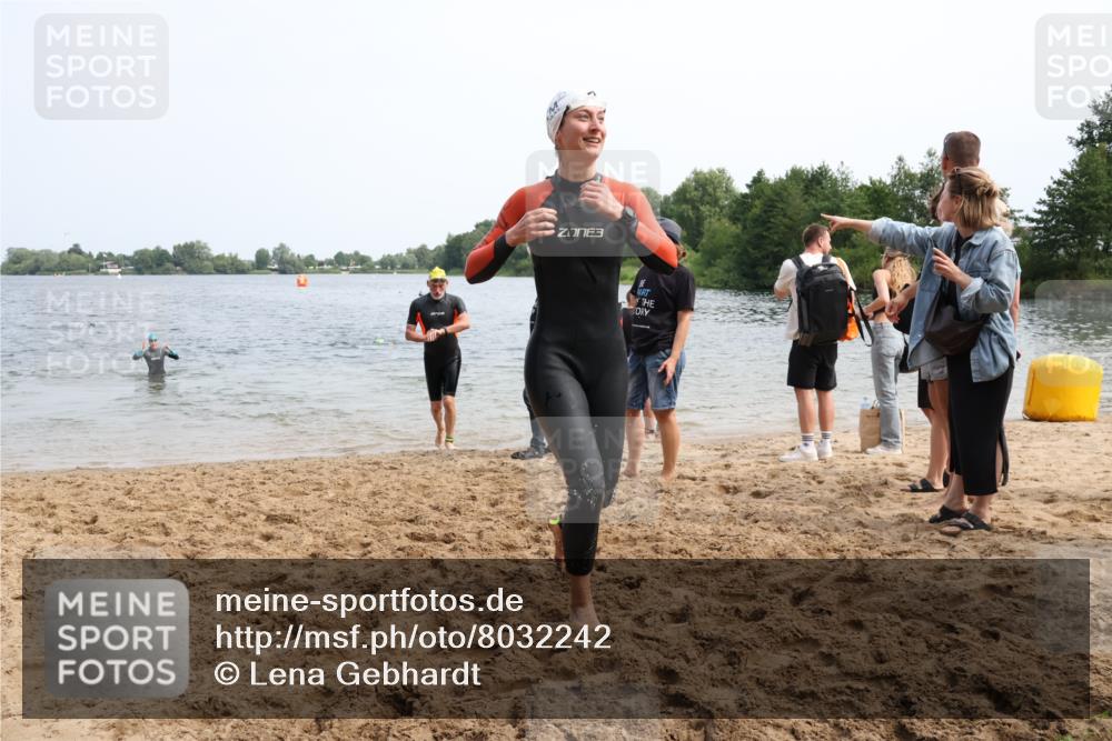 15.06.2025 - 27. Vierlanden-Triathlon Lena Gebhardt http://msf.ph/oto/8032242 15.06.2025 11:14:01 Schwimmen 800, 904, 920, 952 meine-sportfotos.de