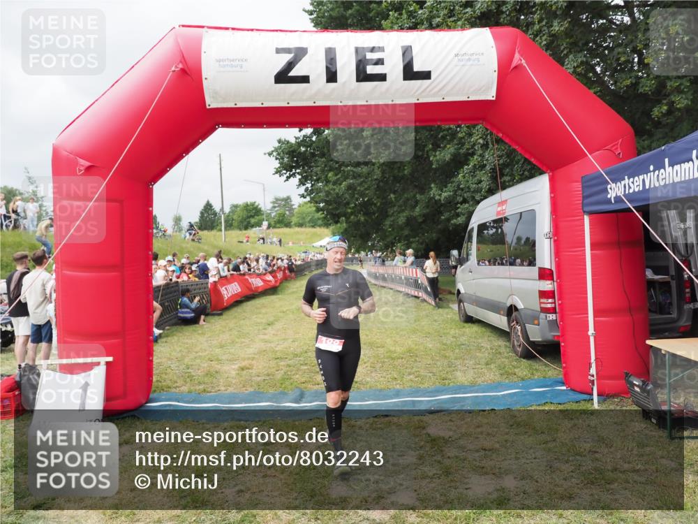21.06.2025 - 27. Vierlanden-Triathlon MichiJ http://msf.ph/oto/8032243 15.06.2026 12:50:20 Ziel 100 meine-sportfotos.de
