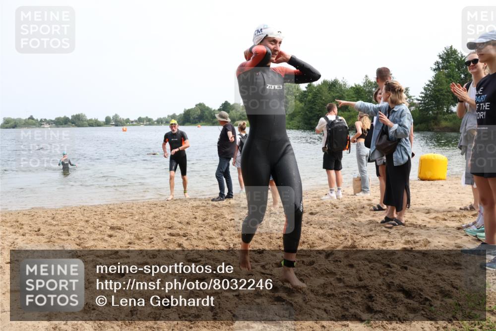 15.06.2025 - 27. Vierlanden-Triathlon Lena Gebhardt http://msf.ph/oto/8032246 15.06.2025 11:14:01 Schwimmen 800, 904, 920, 952 meine-sportfotos.de