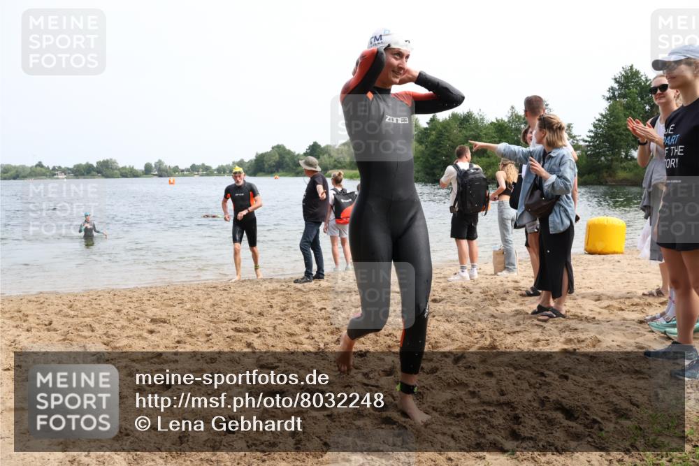 15.06.2025 - 27. Vierlanden-Triathlon Lena Gebhardt http://msf.ph/oto/8032248 15.06.2025 11:14:01 Schwimmen 800, 904, 920, 952 meine-sportfotos.de
