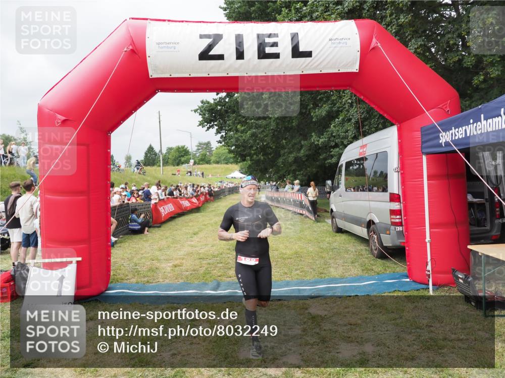 21.06.2025 - 27. Vierlanden-Triathlon MichiJ http://msf.ph/oto/8032249 15.06.2026 12:50:20 Ziel 100 meine-sportfotos.de