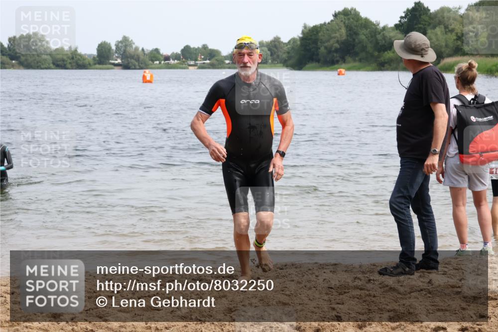 15.06.2025 - 27. Vierlanden-Triathlon Lena Gebhardt http://msf.ph/oto/8032250 15.06.2025 11:14:02 Schwimmen 800, 904, 920, 952, 962 meine-sportfotos.de