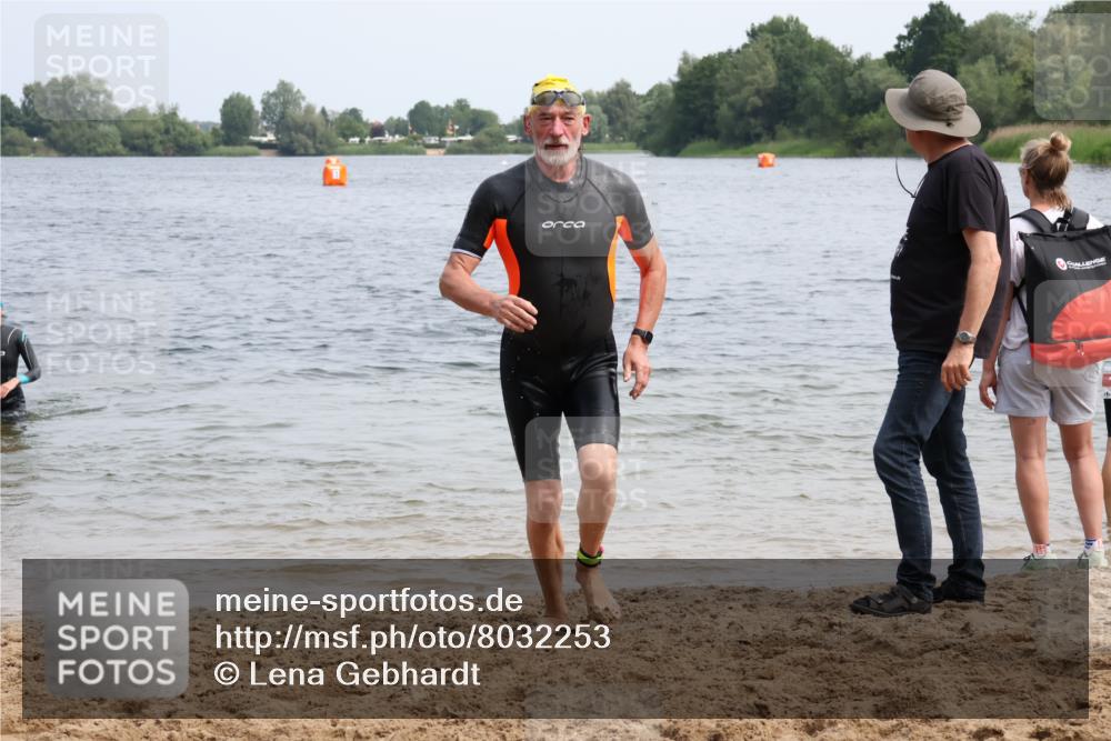 15.06.2025 - 27. Vierlanden-Triathlon Lena Gebhardt http://msf.ph/oto/8032253 15.06.2025 11:14:02 Schwimmen 800, 904, 920, 952, 962 meine-sportfotos.de