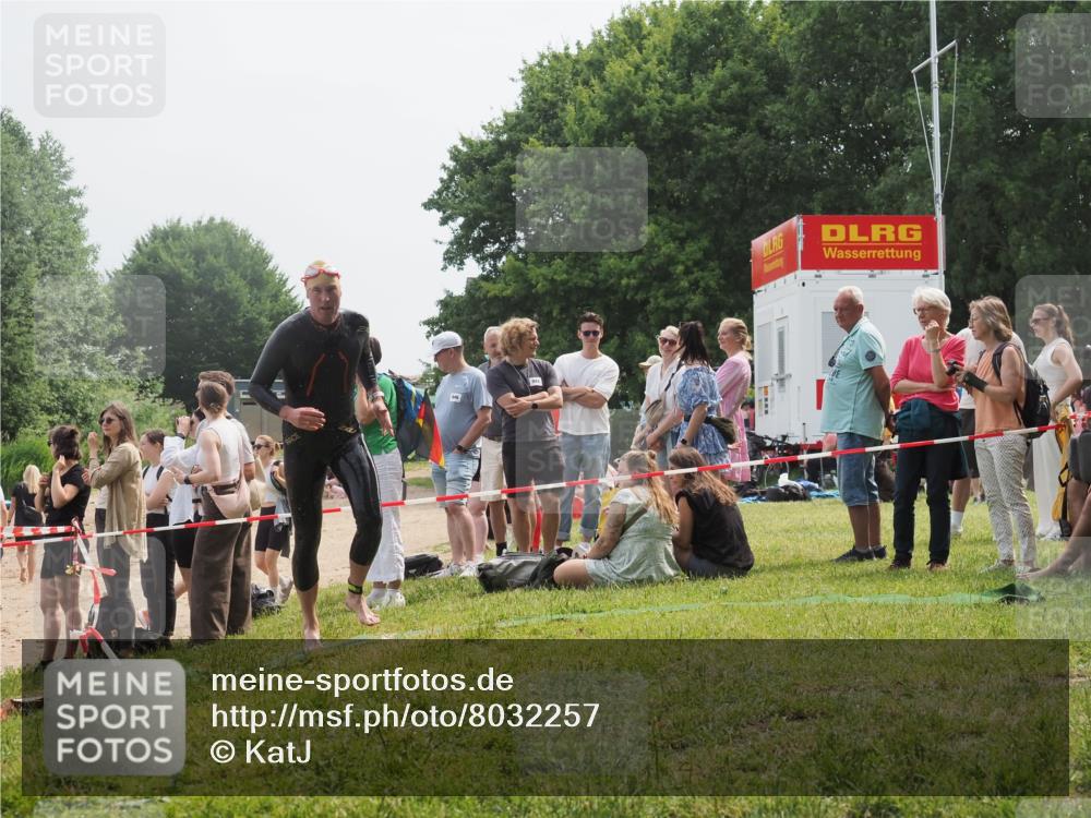 15.06.2025 - 27. Vierlanden-Triathlon KatJ http://msf.ph/oto/8032257 15.06.2025 11:12:15 Schwimmen 785, 934 meine-sportfotos.de