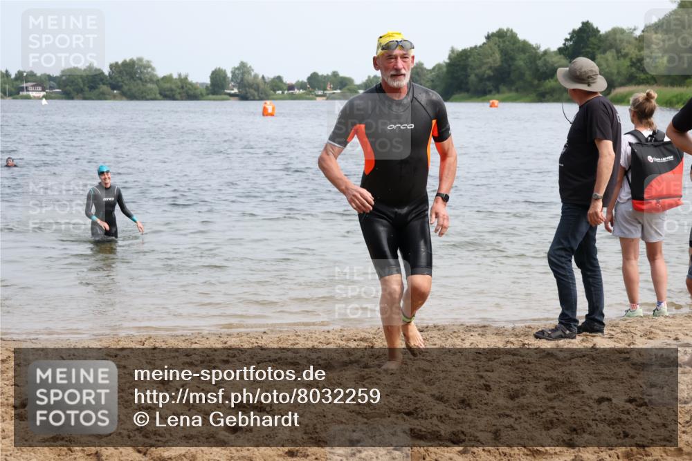 15.06.2025 - 27. Vierlanden-Triathlon Lena Gebhardt http://msf.ph/oto/8032259 15.06.2025 11:14:03 Schwimmen 800, 904, 920, 952, 962 meine-sportfotos.de
