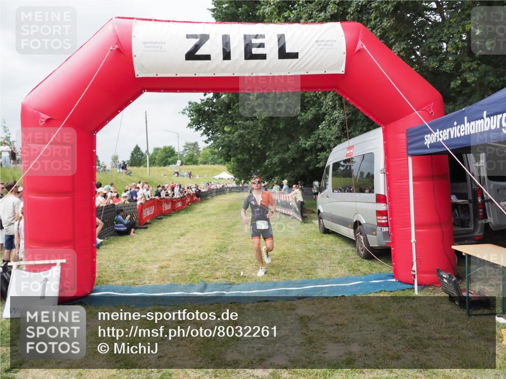 21.06.2025 - 27. Vierlanden-Triathlon MichiJ http://msf.ph/oto/8032261 15.06.2026 12:50:43 Ziel 693 meine-sportfotos.de
