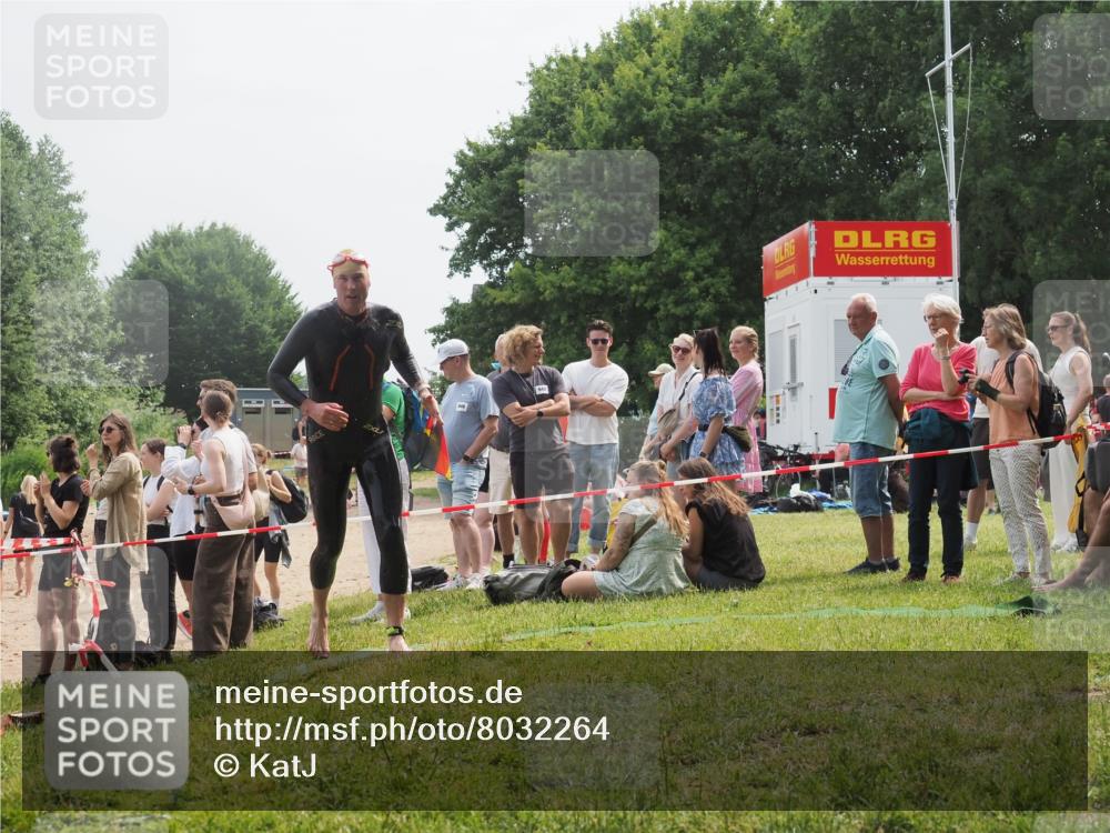 15.06.2025 - 27. Vierlanden-Triathlon KatJ http://msf.ph/oto/8032264 15.06.2025 11:12:15 Schwimmen 785, 934 meine-sportfotos.de