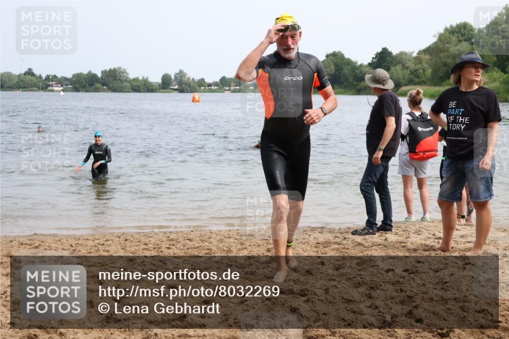 15.06.2025 - 27. Vierlanden-Triathlon Lena Gebhardt http://msf.ph/oto/8032269 15.06.2025 11:14:04 Schwimmen 800, 904, 920, 952, 962 meine-sportfotos.de