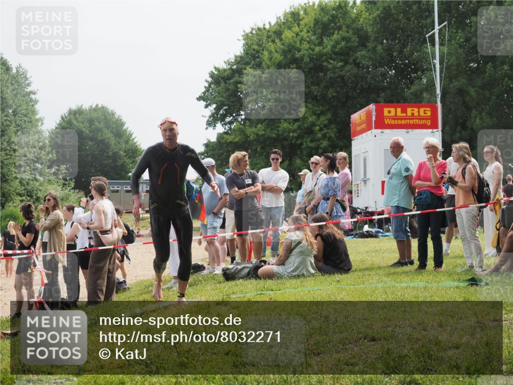15.06.2025 - 27. Vierlanden-Triathlon KatJ http://msf.ph/oto/8032271 15.06.2025 11:12:15 Schwimmen 785, 934 meine-sportfotos.de