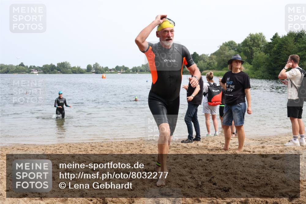15.06.2025 - 27. Vierlanden-Triathlon Lena Gebhardt http://msf.ph/oto/8032277 15.06.2025 11:14:05 Schwimmen 800, 904, 920, 952, 962 meine-sportfotos.de