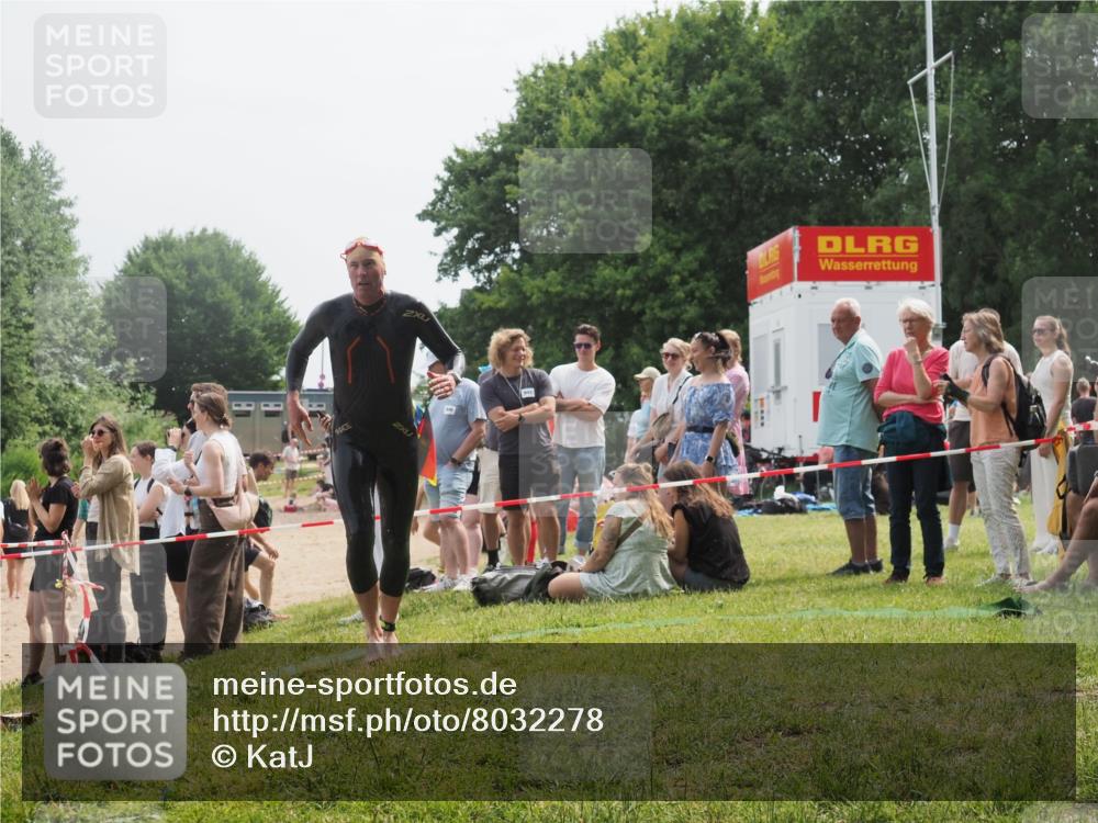 15.06.2025 - 27. Vierlanden-Triathlon KatJ http://msf.ph/oto/8032278 15.06.2025 11:12:16 Schwimmen 785, 934 meine-sportfotos.de
