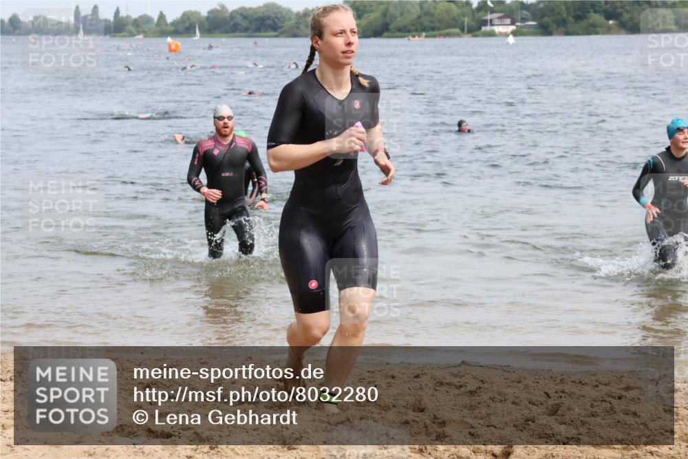15.06.2025 - 27. Vierlanden-Triathlon Lena Gebhardt http://msf.ph/oto/8032280 15.06.2025 11:14:06 Schwimmen 800, 804, 904, 920, 952, 962 meine-sportfotos.de