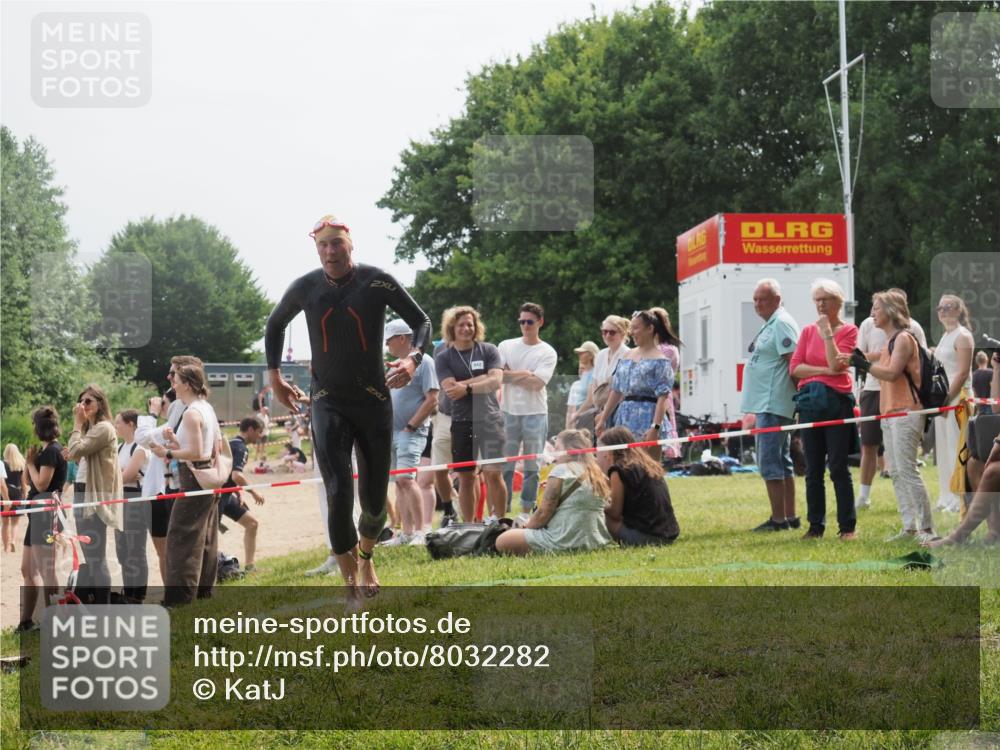 15.06.2025 - 27. Vierlanden-Triathlon KatJ http://msf.ph/oto/8032282 15.06.2025 11:12:16 Schwimmen 785, 934 meine-sportfotos.de