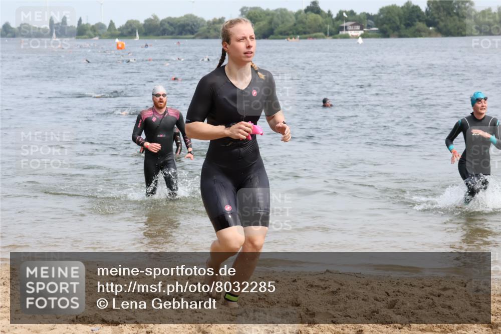 15.06.2025 - 27. Vierlanden-Triathlon Lena Gebhardt http://msf.ph/oto/8032285 15.06.2025 11:14:06 Schwimmen 800, 804, 904, 920, 952, 962 meine-sportfotos.de