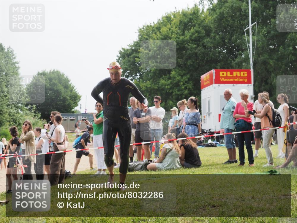 15.06.2025 - 27. Vierlanden-Triathlon KatJ http://msf.ph/oto/8032286 15.06.2025 11:12:16 Schwimmen 785, 934 meine-sportfotos.de