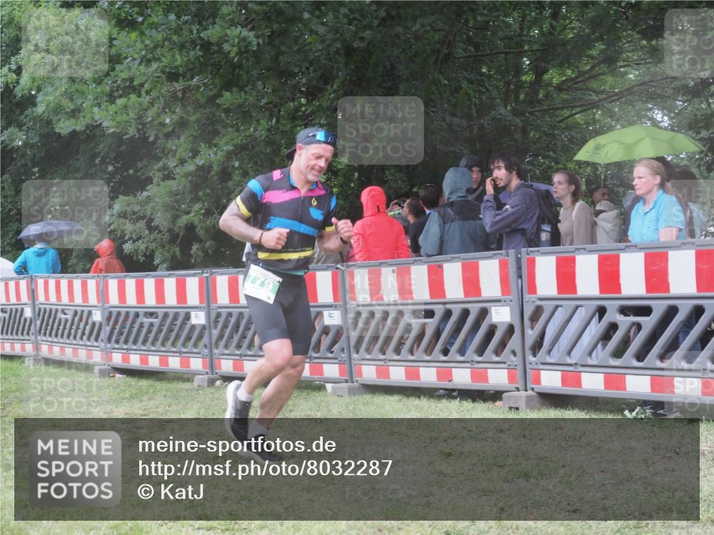 21.06.2025 - 27. Vierlanden-Triathlon KatJ http://msf.ph/oto/8032287 15.06.2025 13:42:42 Ziel 779 meine-sportfotos.de