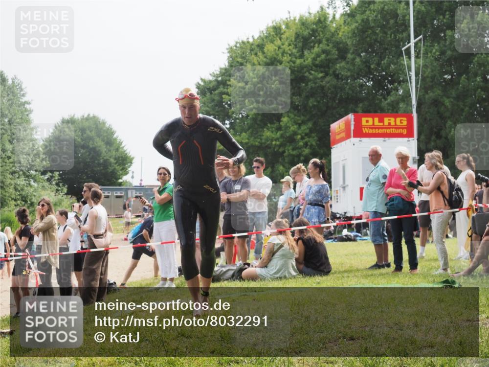15.06.2025 - 27. Vierlanden-Triathlon KatJ http://msf.ph/oto/8032291 15.06.2025 11:12:16 Schwimmen 785, 934 meine-sportfotos.de