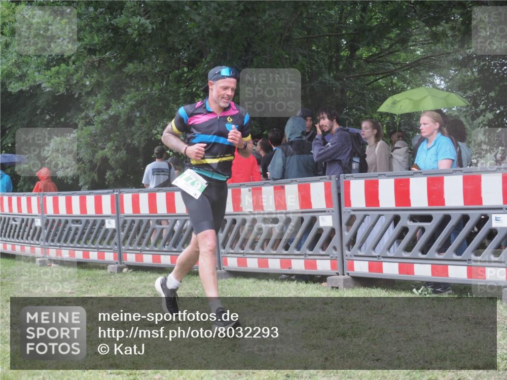 21.06.2025 - 27. Vierlanden-Triathlon KatJ http://msf.ph/oto/8032293 15.06.2025 13:42:42 Ziel 779 meine-sportfotos.de