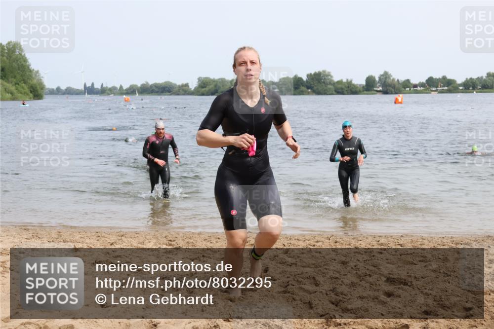 15.06.2025 - 27. Vierlanden-Triathlon Lena Gebhardt http://msf.ph/oto/8032295 15.06.2025 11:14:07 Schwimmen 800, 804, 904, 920, 952, 962 meine-sportfotos.de
