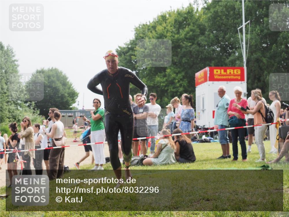 15.06.2025 - 27. Vierlanden-Triathlon KatJ http://msf.ph/oto/8032296 15.06.2025 11:12:16 Schwimmen 785, 934 meine-sportfotos.de