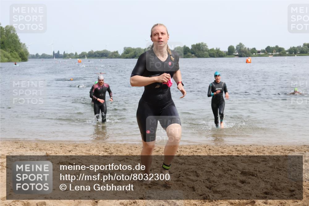15.06.2025 - 27. Vierlanden-Triathlon Lena Gebhardt http://msf.ph/oto/8032300 15.06.2025 11:14:07 Schwimmen 800, 804, 904, 920, 952, 962 meine-sportfotos.de