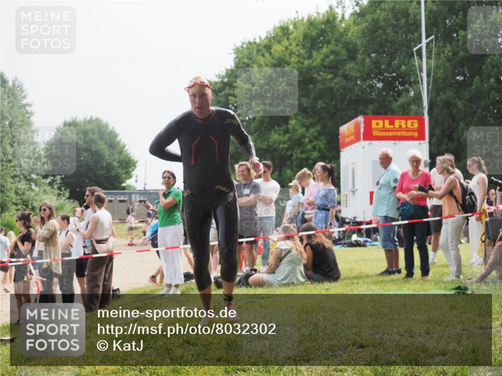 15.06.2025 - 27. Vierlanden-Triathlon KatJ http://msf.ph/oto/8032302 15.06.2025 11:12:16 Schwimmen 785, 934 meine-sportfotos.de