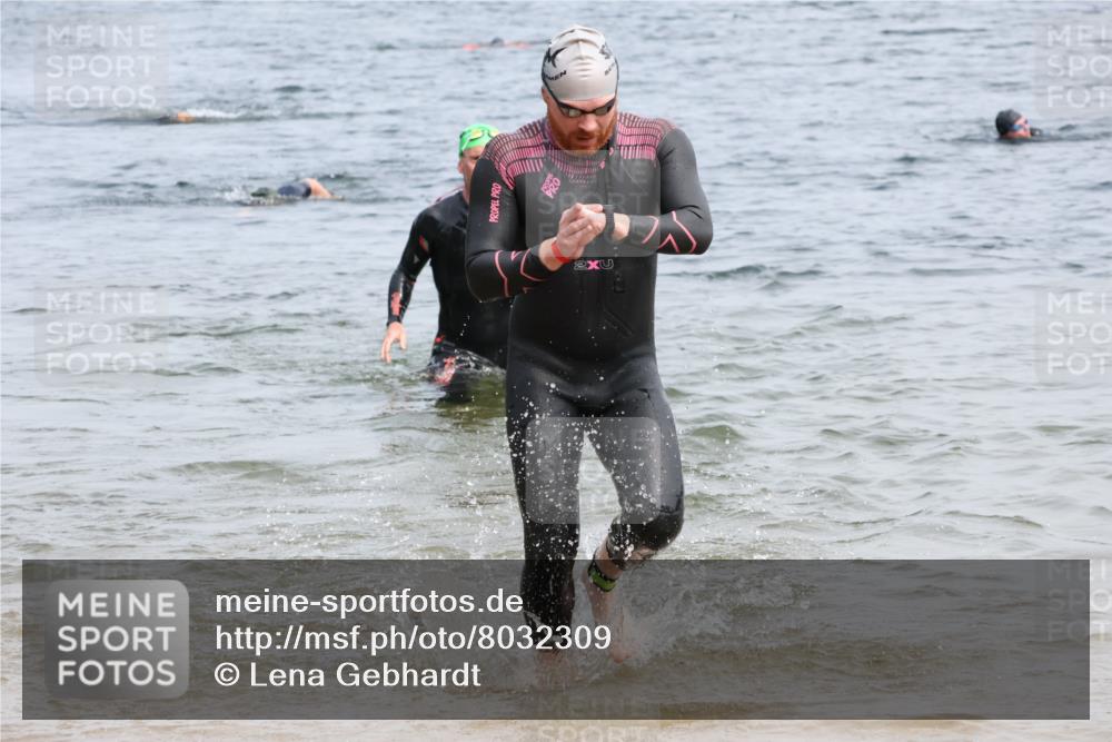 15.06.2025 - 27. Vierlanden-Triathlon Lena Gebhardt http://msf.ph/oto/8032309 15.06.2025 11:14:08 Schwimmen 800, 804, 904, 920, 952, 962 meine-sportfotos.de