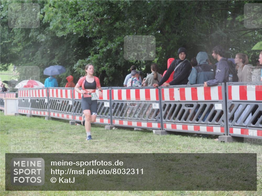 21.06.2025 - 27. Vierlanden-Triathlon KatJ http://msf.ph/oto/8032311 15.06.2025 13:43:02 Ziel 888 meine-sportfotos.de