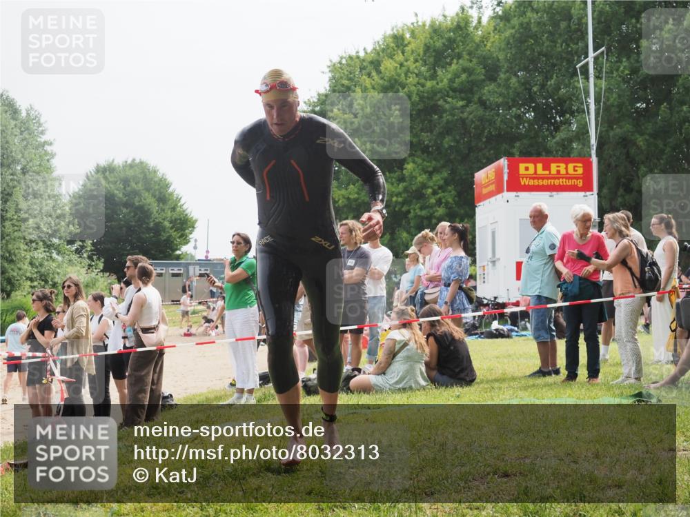 15.06.2025 - 27. Vierlanden-Triathlon KatJ http://msf.ph/oto/8032313 15.06.2025 11:12:17 Schwimmen 785 meine-sportfotos.de
