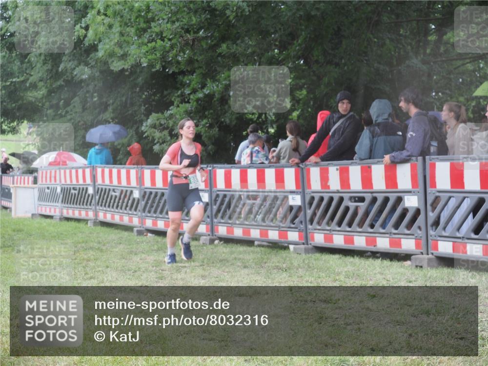 21.06.2025 - 27. Vierlanden-Triathlon KatJ http://msf.ph/oto/8032316 15.06.2025 13:43:03 Ziel 888 meine-sportfotos.de