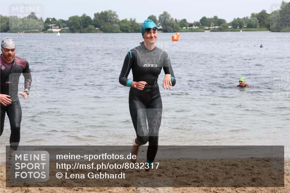 15.06.2025 - 27. Vierlanden-Triathlon Lena Gebhardt http://msf.ph/oto/8032317 15.06.2025 11:14:09 Schwimmen 800, 804, 904, 920, 952, 962 meine-sportfotos.de