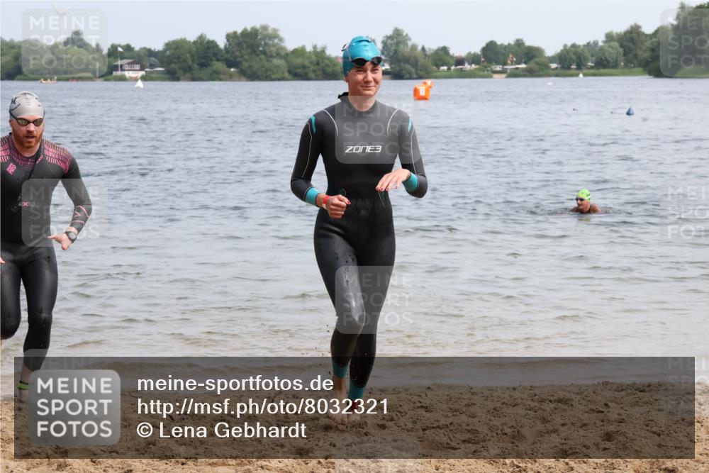15.06.2025 - 27. Vierlanden-Triathlon Lena Gebhardt http://msf.ph/oto/8032321 15.06.2025 11:14:09 Schwimmen 800, 804, 904, 920, 952, 962 meine-sportfotos.de