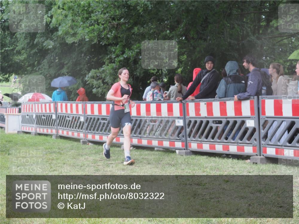 21.06.2025 - 27. Vierlanden-Triathlon KatJ http://msf.ph/oto/8032322 15.06.2025 13:43:03 Ziel 888 meine-sportfotos.de