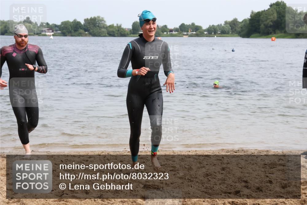 15.06.2025 - 27. Vierlanden-Triathlon Lena Gebhardt http://msf.ph/oto/8032323 15.06.2025 11:14:10 Schwimmen 800, 804, 904, 920, 952, 962 meine-sportfotos.de