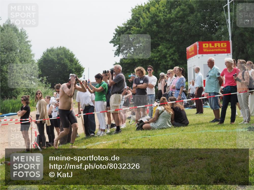15.06.2025 - 27. Vierlanden-Triathlon KatJ http://msf.ph/oto/8032326 15.06.2025 11:12:36 Schwimmen 968 meine-sportfotos.de