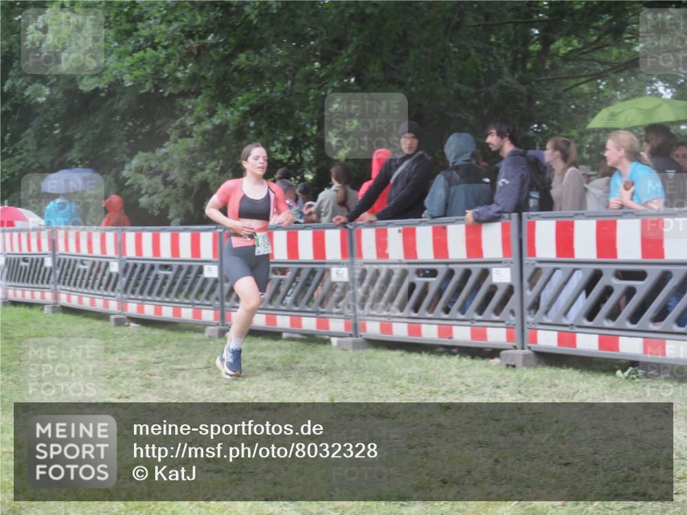 21.06.2025 - 27. Vierlanden-Triathlon KatJ http://msf.ph/oto/8032328 15.06.2025 13:43:03 Ziel 888 meine-sportfotos.de