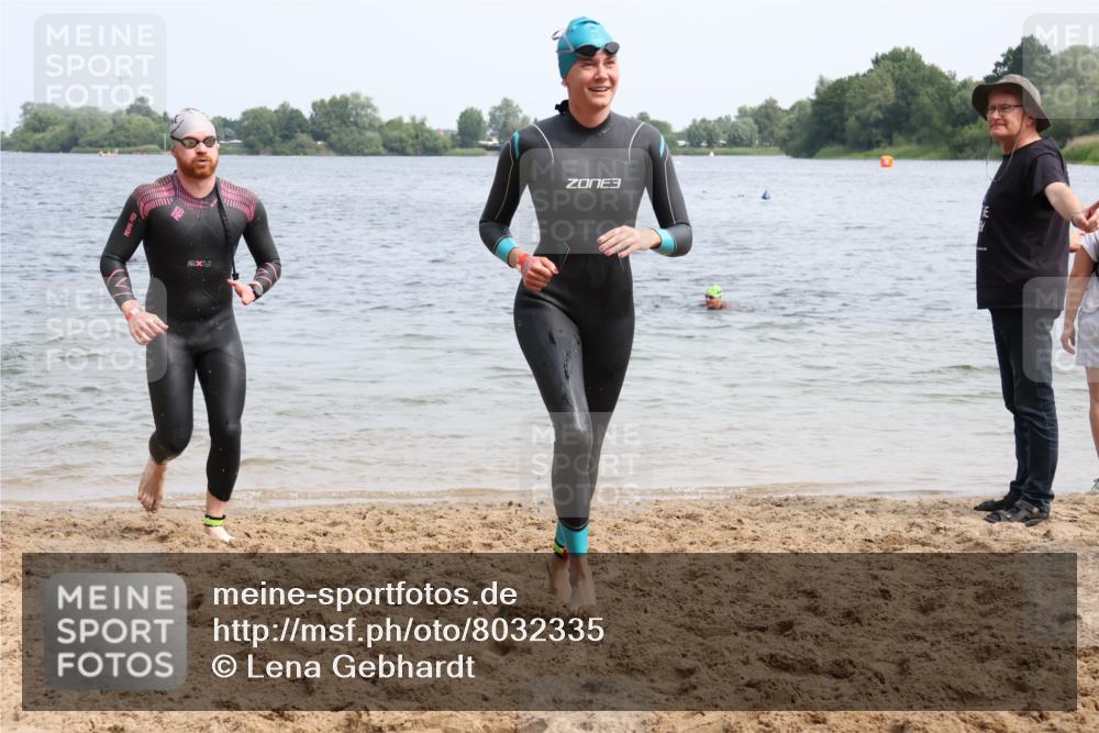 15.06.2025 - 27. Vierlanden-Triathlon Lena Gebhardt http://msf.ph/oto/8032335 15.06.2025 11:14:10 Schwimmen 800, 804, 904, 920, 952, 962 meine-sportfotos.de