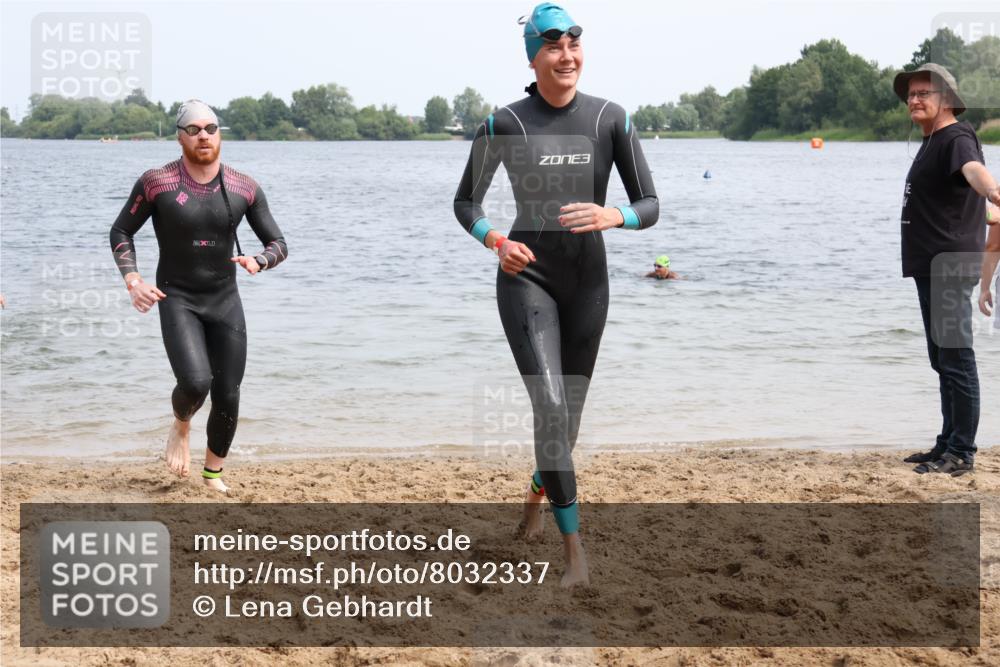 15.06.2025 - 27. Vierlanden-Triathlon Lena Gebhardt http://msf.ph/oto/8032337 15.06.2025 11:14:10 Schwimmen 800, 804, 904, 920, 952, 962 meine-sportfotos.de