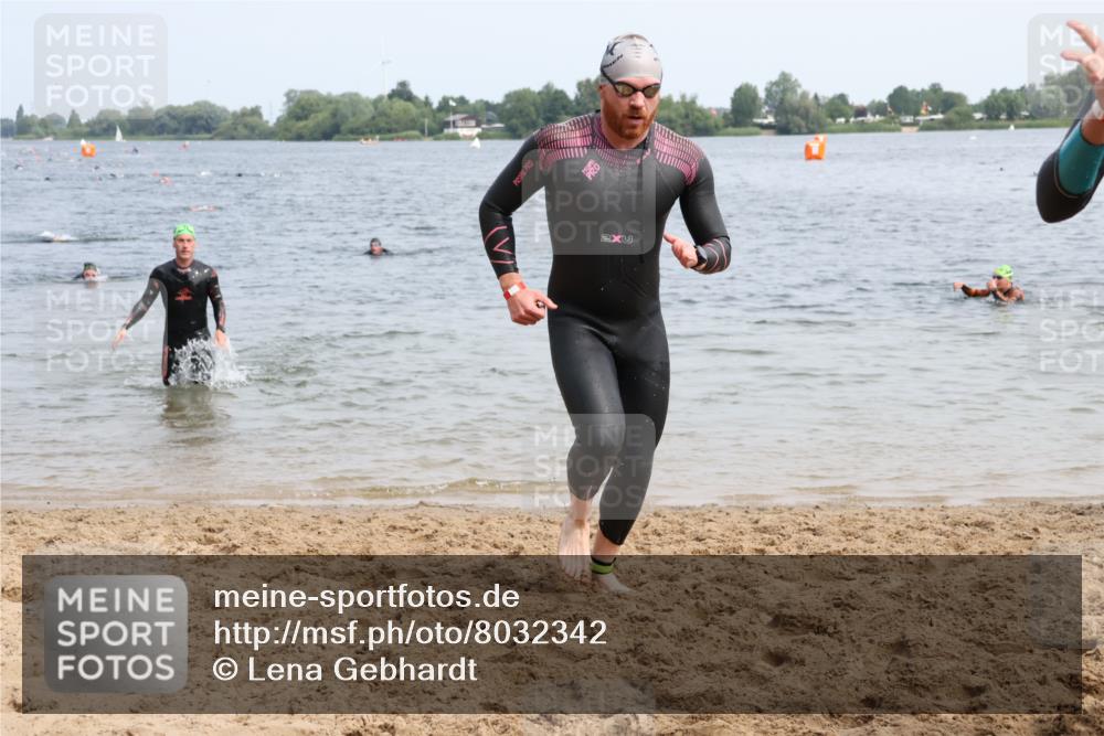 15.06.2025 - 27. Vierlanden-Triathlon Lena Gebhardt http://msf.ph/oto/8032342 15.06.2025 11:14:11 Schwimmen 800, 804, 904, 920, 952, 962 meine-sportfotos.de