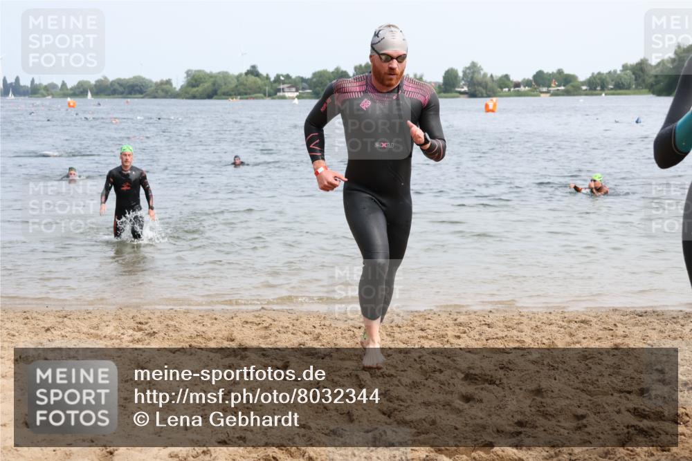 15.06.2025 - 27. Vierlanden-Triathlon Lena Gebhardt http://msf.ph/oto/8032344 15.06.2025 11:14:11 Schwimmen 800, 804, 904, 920, 952, 962 meine-sportfotos.de