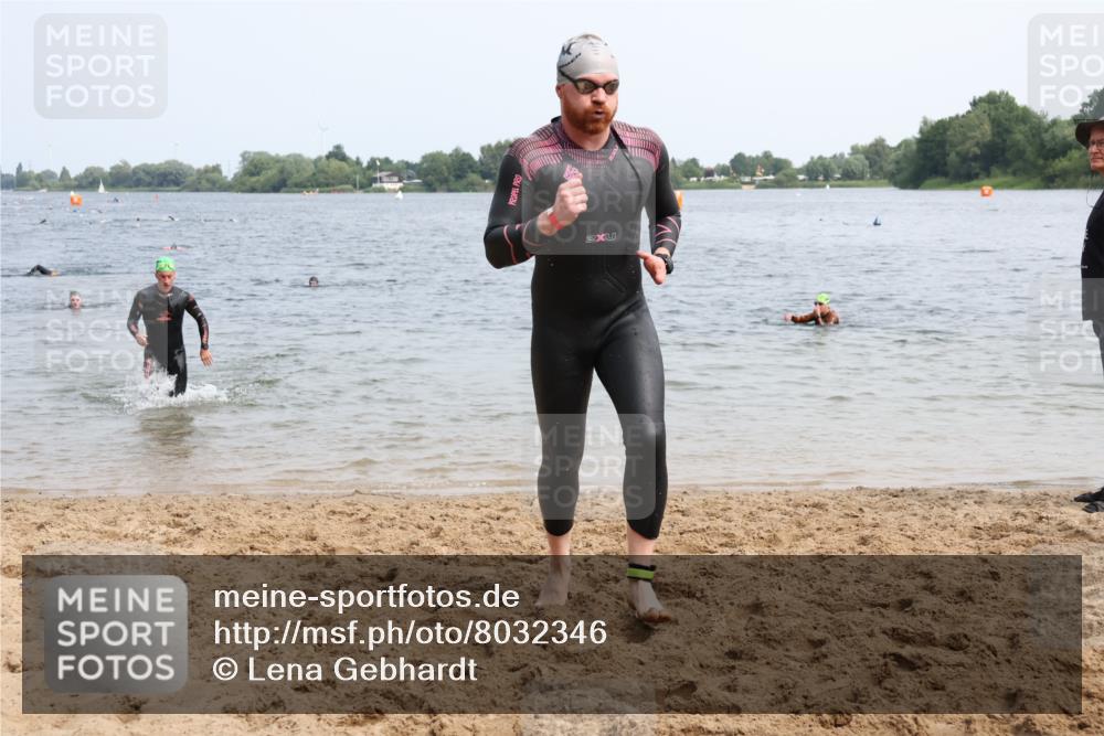 15.06.2025 - 27. Vierlanden-Triathlon Lena Gebhardt http://msf.ph/oto/8032346 15.06.2025 11:14:11 Schwimmen 800, 804, 904, 920, 952, 962 meine-sportfotos.de
