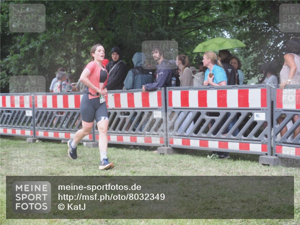 21.06.2025 - 27. Vierlanden-Triathlon KatJ http://msf.ph/oto/8032349 15.06.2025 13:43:03 Ziel 888 meine-sportfotos.de