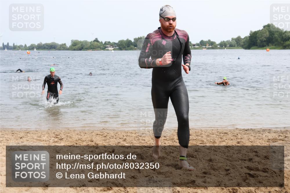 15.06.2025 - 27. Vierlanden-Triathlon Lena Gebhardt http://msf.ph/oto/8032350 15.06.2025 11:14:11 Schwimmen 800, 804, 904, 920, 952, 962 meine-sportfotos.de
