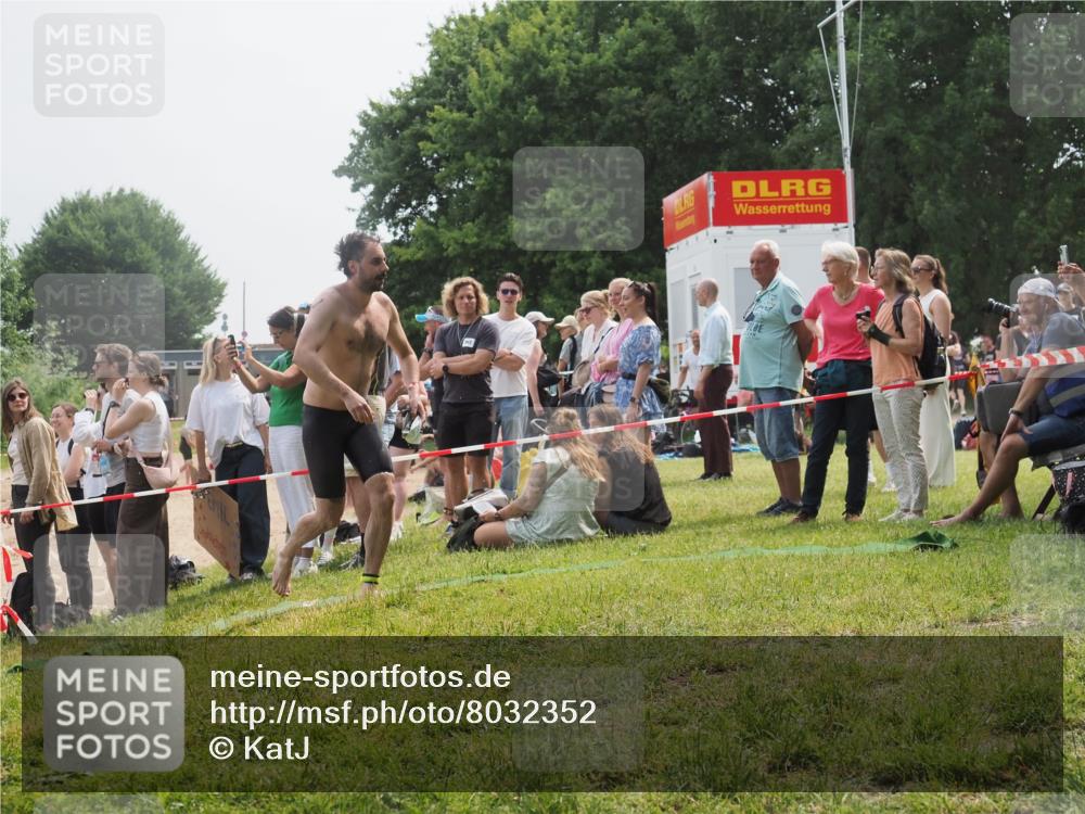 15.06.2025 - 27. Vierlanden-Triathlon KatJ http://msf.ph/oto/8032352 15.06.2025 11:12:37 Schwimmen 968 meine-sportfotos.de