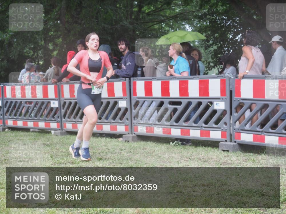 21.06.2025 - 27. Vierlanden-Triathlon KatJ http://msf.ph/oto/8032359 15.06.2025 13:43:04 Ziel 888 meine-sportfotos.de