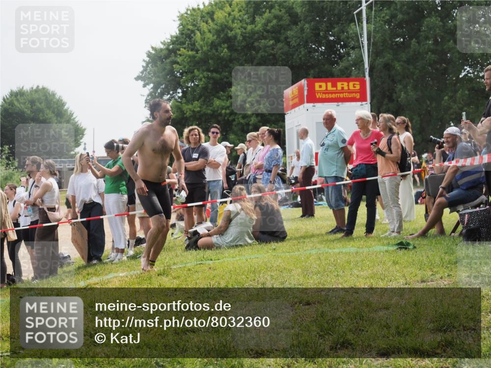 15.06.2025 - 27. Vierlanden-Triathlon KatJ http://msf.ph/oto/8032360 15.06.2025 11:12:37 Schwimmen 968 meine-sportfotos.de