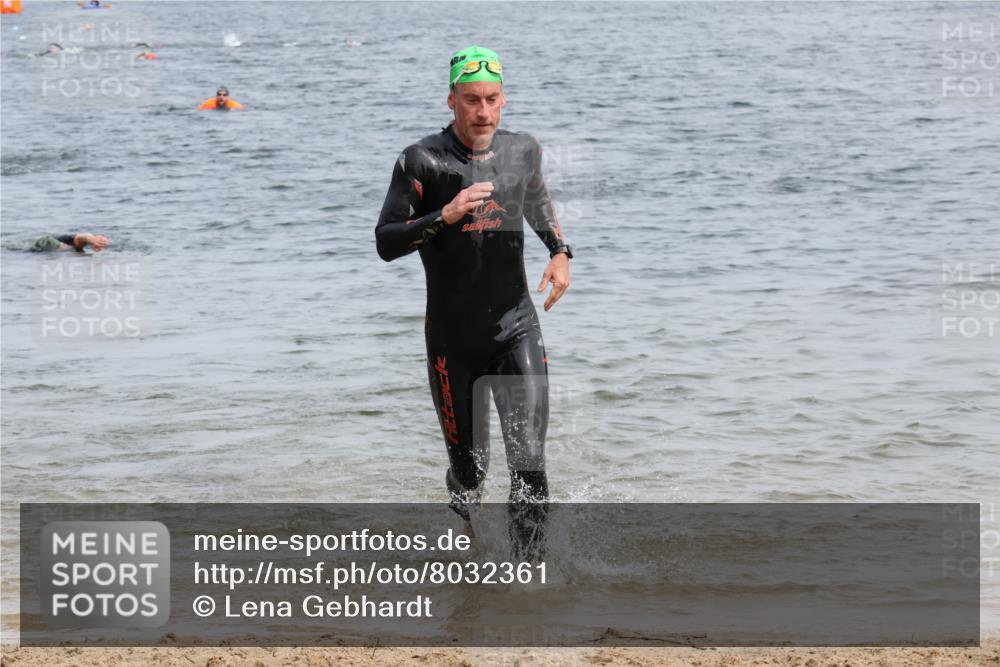15.06.2025 - 27. Vierlanden-Triathlon Lena Gebhardt http://msf.ph/oto/8032361 15.06.2025 11:14:14 Schwimmen 800, 804, 904, 952, 962 meine-sportfotos.de