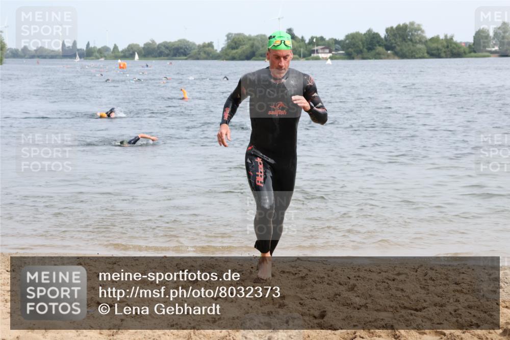 15.06.2025 - 27. Vierlanden-Triathlon Lena Gebhardt http://msf.ph/oto/8032373 15.06.2025 11:14:15 Schwimmen 800, 804, 904, 952, 962 meine-sportfotos.de