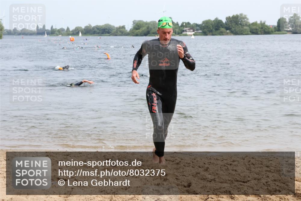 15.06.2025 - 27. Vierlanden-Triathlon Lena Gebhardt http://msf.ph/oto/8032375 15.06.2025 11:14:15 Schwimmen 800, 804, 904, 952, 962 meine-sportfotos.de